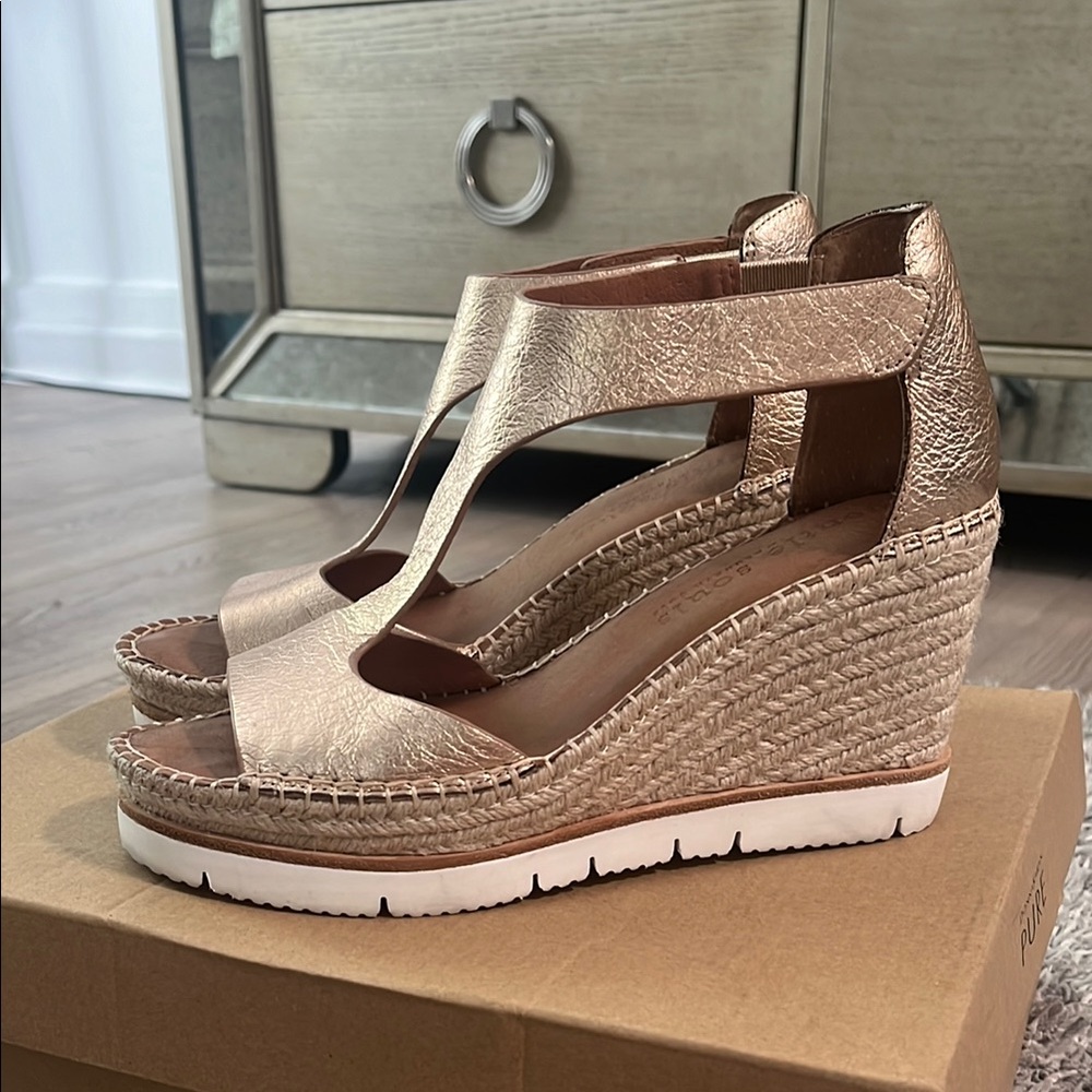 GENTLE SOULS ROSE GOLD T-STRAP ESPADRILLE WEDGE SANDALS